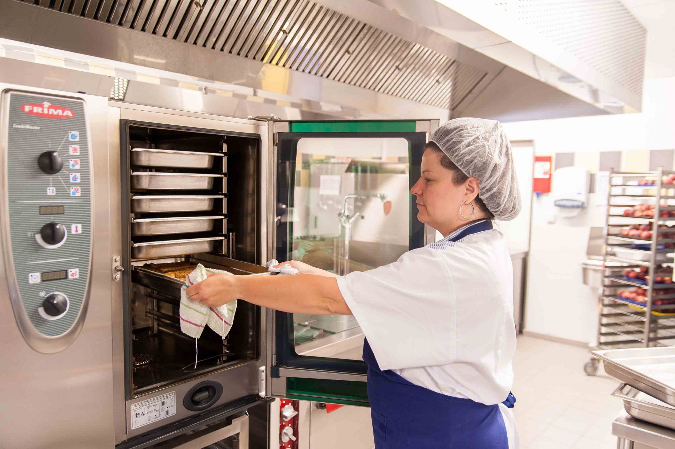 Preparing French school lunches